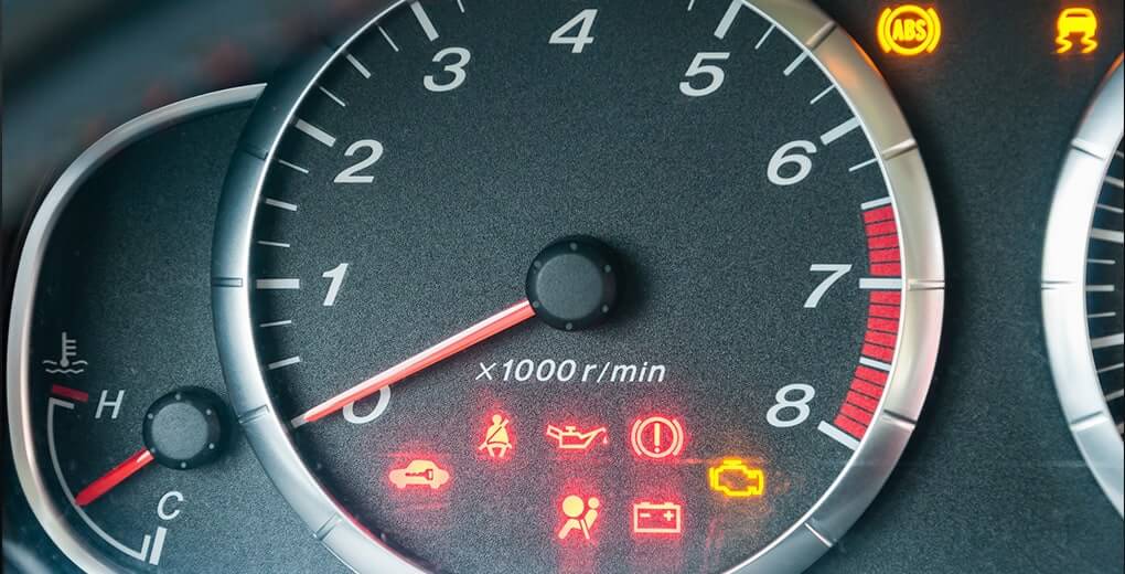 ¿Qué significan los símbolos o luces indicadoras que están en el tablero del auto?